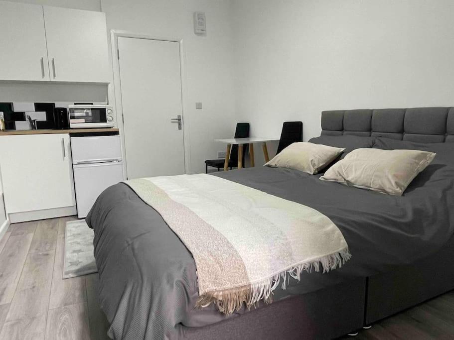 לונדון Studio Flat Private Shower Wc And Kitchenette מראה חיצוני תמונה