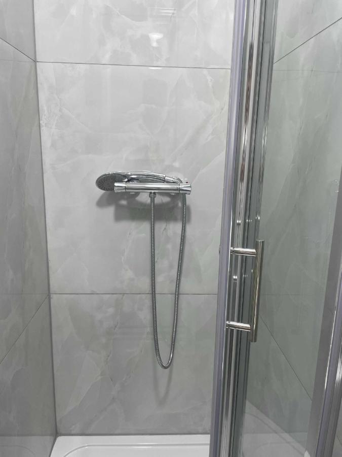 לונדון Studio Flat Private Shower Wc And Kitchenette מראה חיצוני תמונה